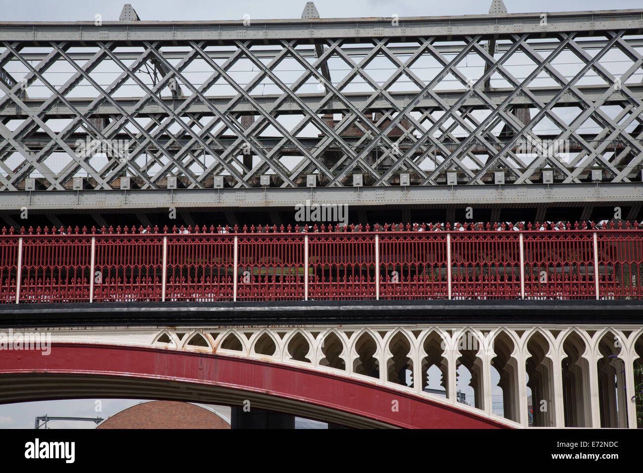 Ponte ferroviario al bacino di Castlefield su Bridgewater Canal, Manchester, Inghilterra; Regno Unito Foto Stock