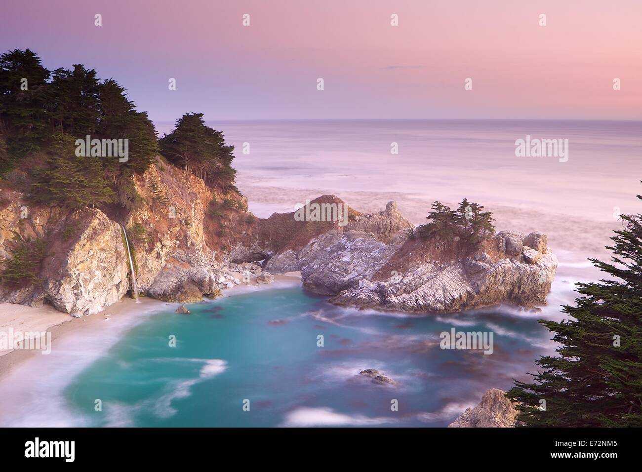 Bella McWay Cove in Julia Pfeiffer Burns State Park a Big Sur in California Foto Stock