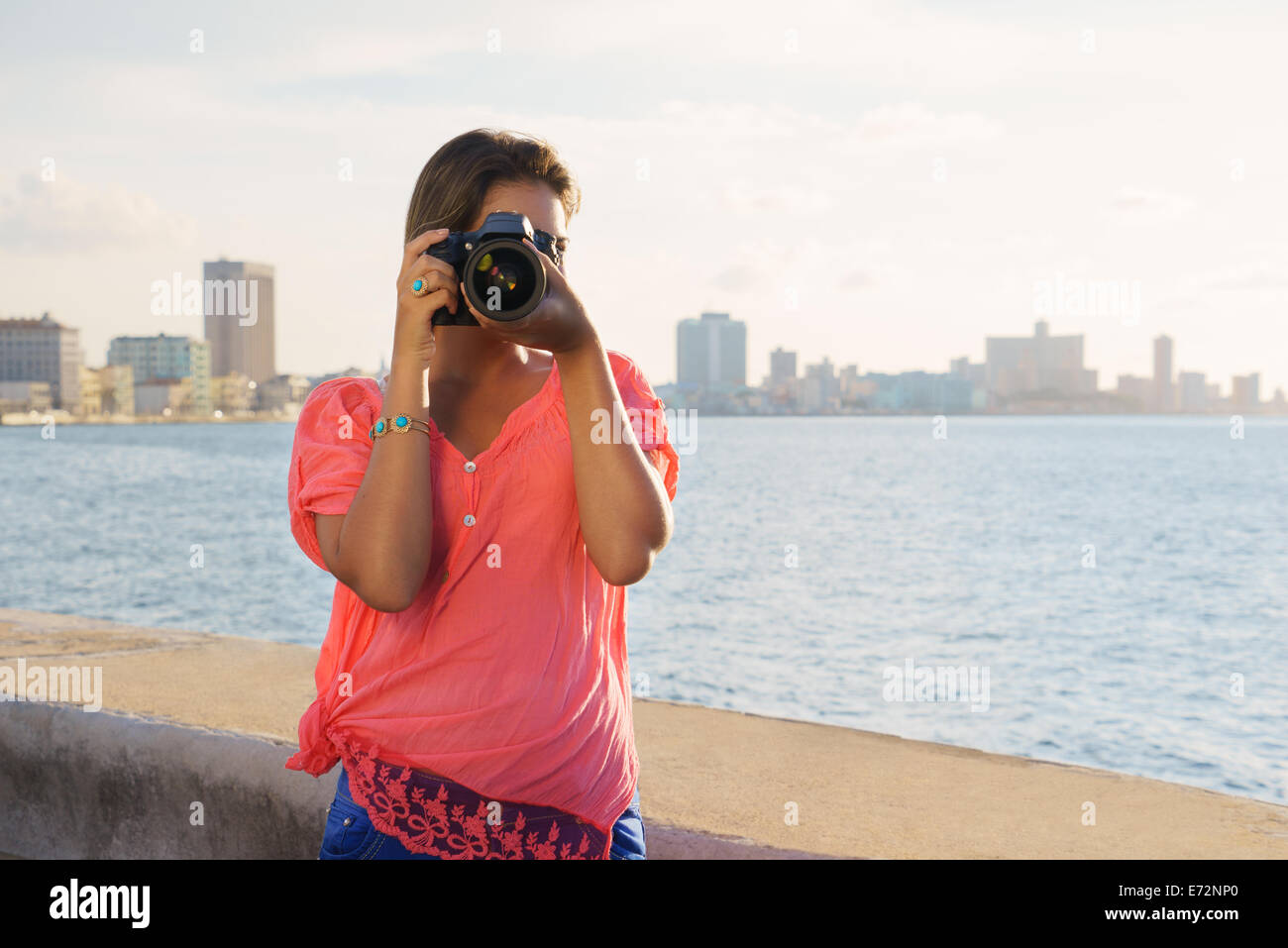 Ritratto di giovane ragazza di La Habana, Cuba, scattare foto e foto guardando la telecamera attraverso il mirino Foto Stock