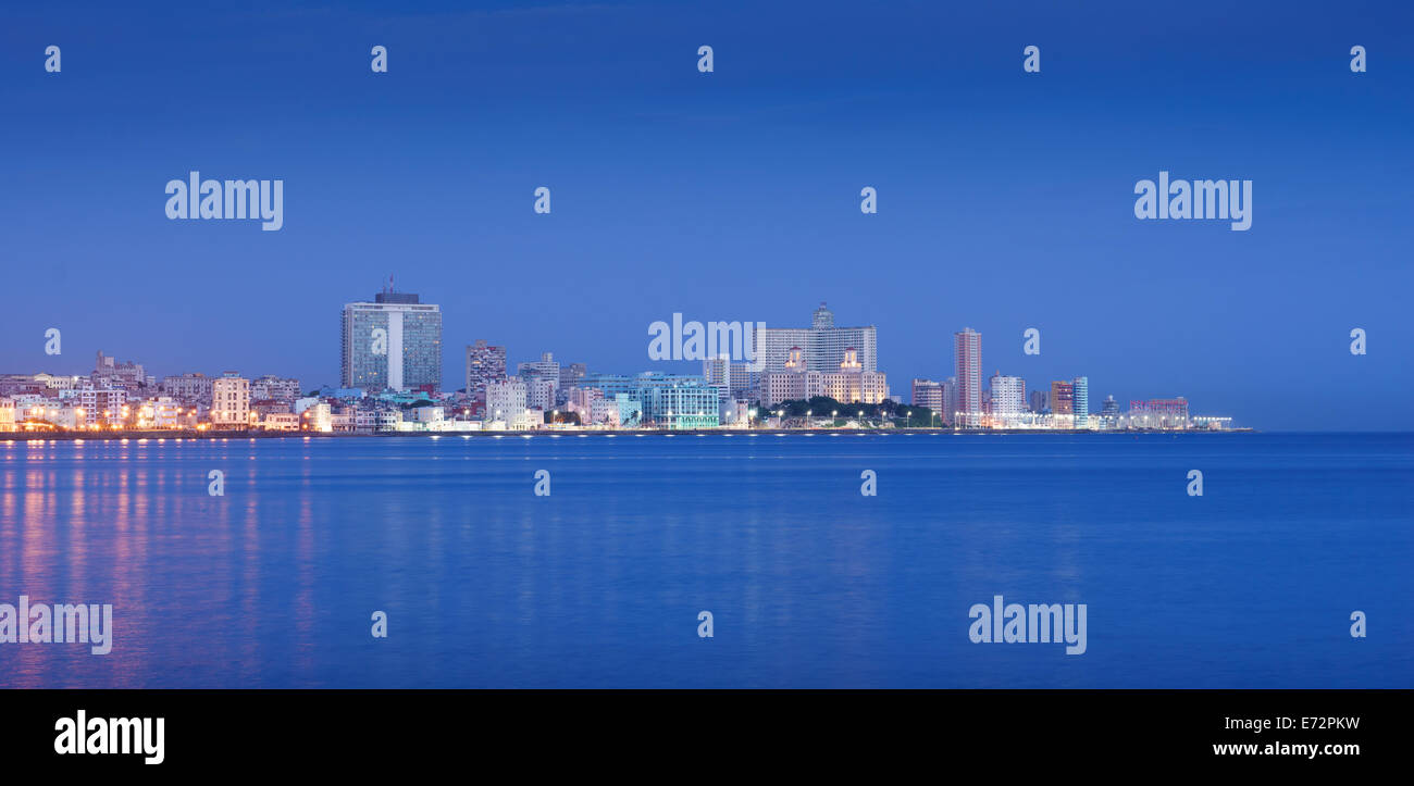 Turismo e destinazioni di viaggio. Cuba, il mare dei Caraibi, La Habana, Havana. Vista della skyline ed edifici dal malecon. Spazio di copia Foto Stock