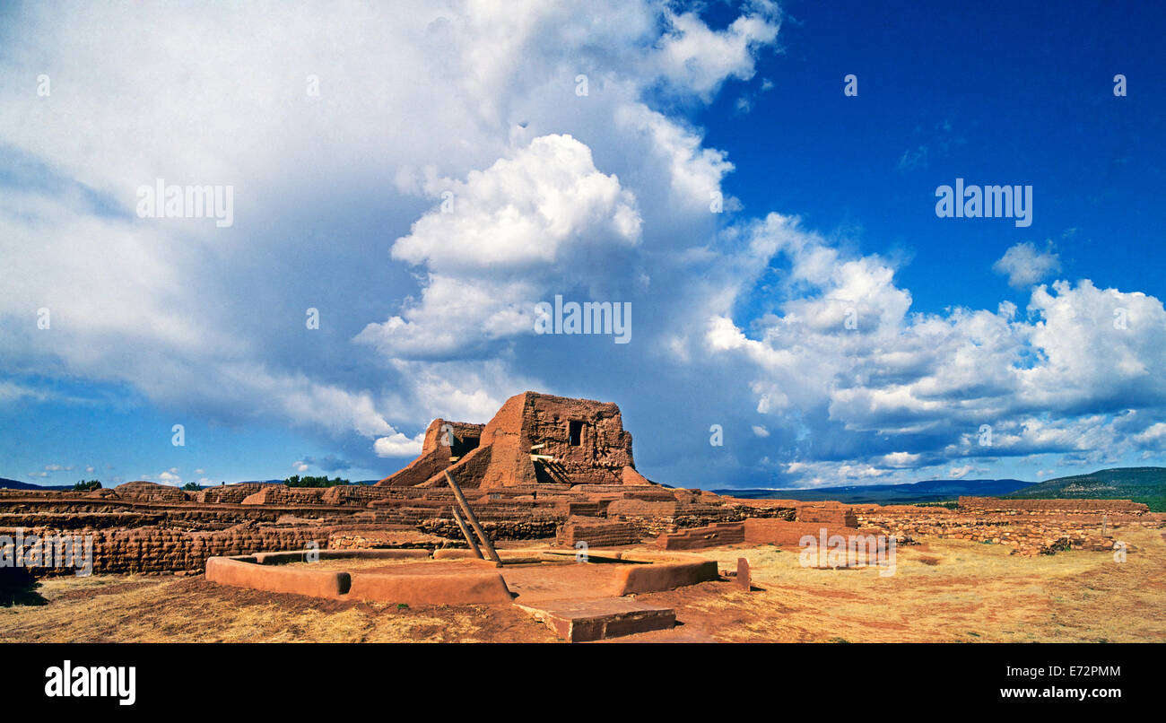 Anasazi Indian i ruderi e una Missione Spagnola a Pecos National Historical Park nel Nuovo Messico vicino a Santa Fe. Foto Stock