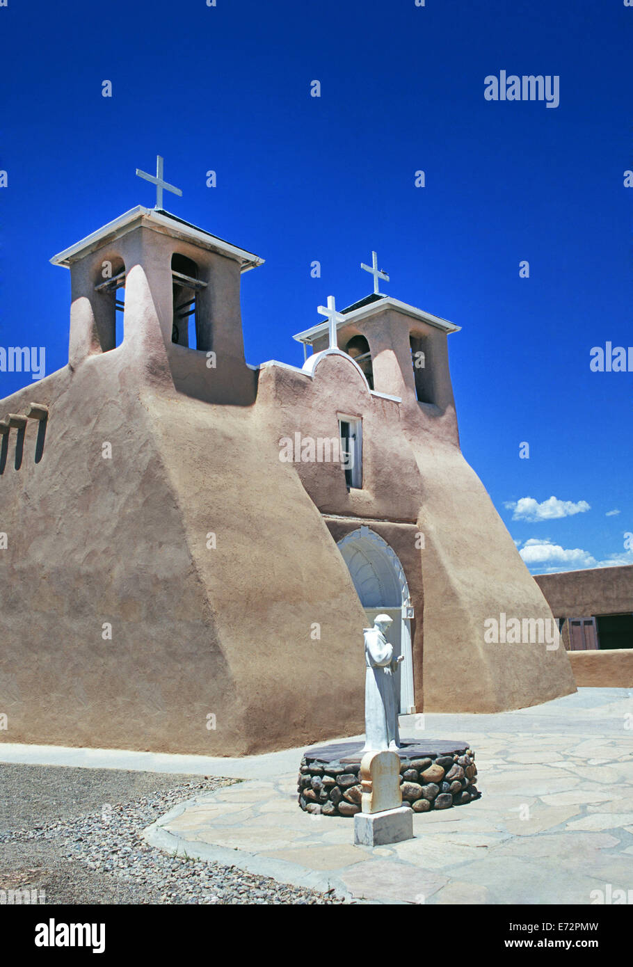 La parte anteriore del Ranchos de Taos, o la chiesa di San Francesco di Assisi chiesa di Taos, Nuovo Messico. Foto Stock