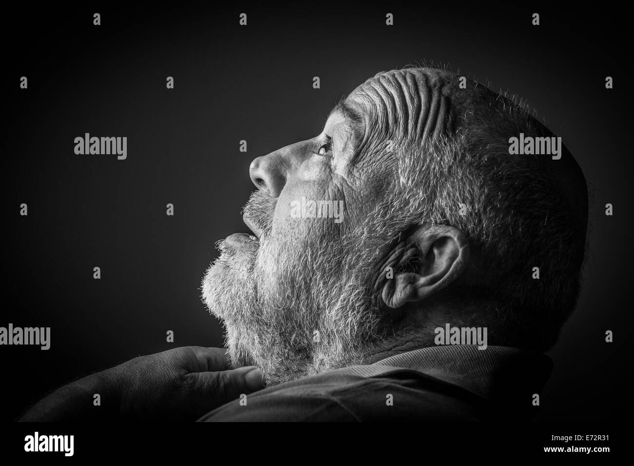 Old man soffocamento Foto Stock