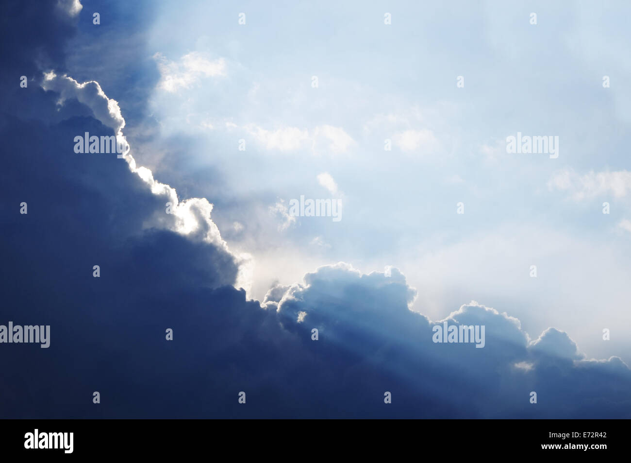 I fasci di luce del sole nel cielo blu Foto Stock