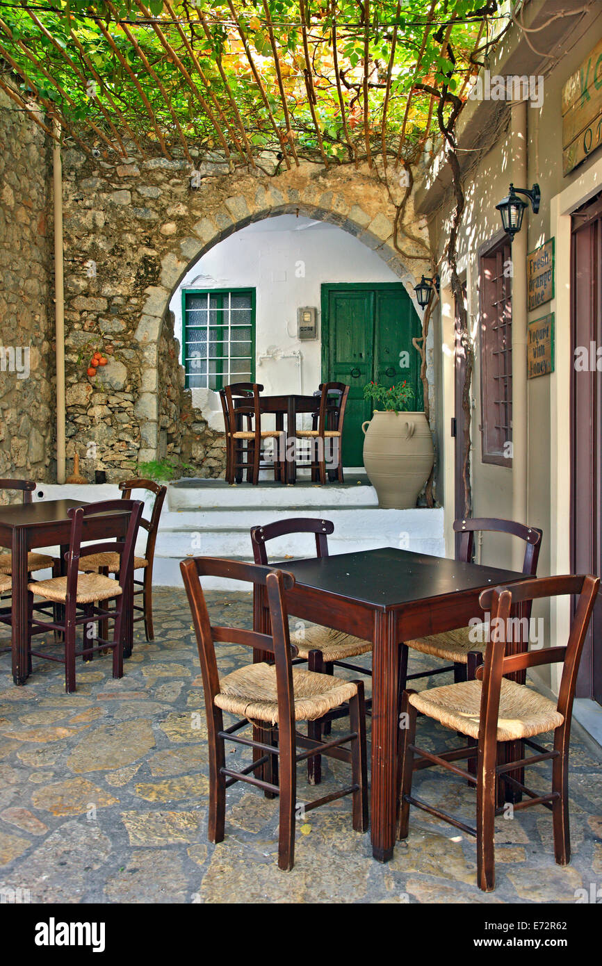 Il pittoresco café- taverna in villaggio Kritsa, Comune di Aghios Nikolaos, Lassithi, Creta, Grecia. Foto Stock