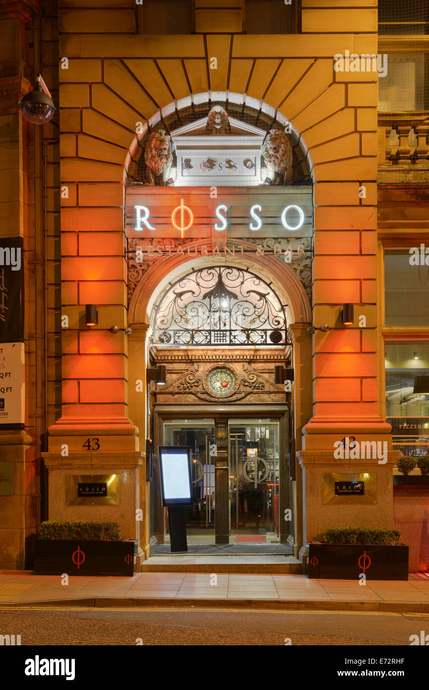 L'ingresso al Rosso Ristorante a Manchester, possedute da calciatore Rio Ferdinand, preso in una notte buia (solo uso editoriale). Foto Stock