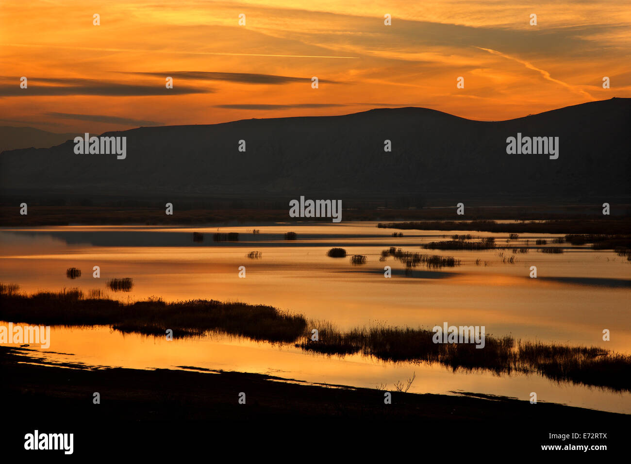 Tramonto in Vegoritida (o 'Vegoritis') lago, Florina-Pella, Macedonia, Grecia Foto Stock