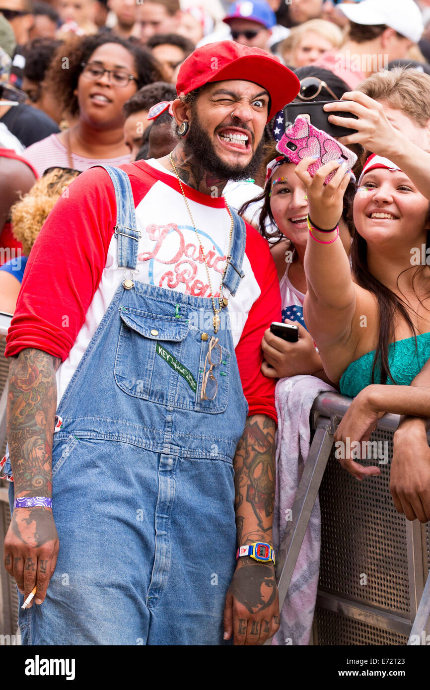 Philadelphia, Pennsylvania, USA. Il 30 agosto, 2014. Il rapper TRAVIE MCCOY della banda palestra eroi di classe pone con ventole a Budweiser Made in America festival nel centro cittadino di Philadelphia, Pennsylvania © Daniel DeSlover/ZUMA filo/Alamy Live News Foto Stock