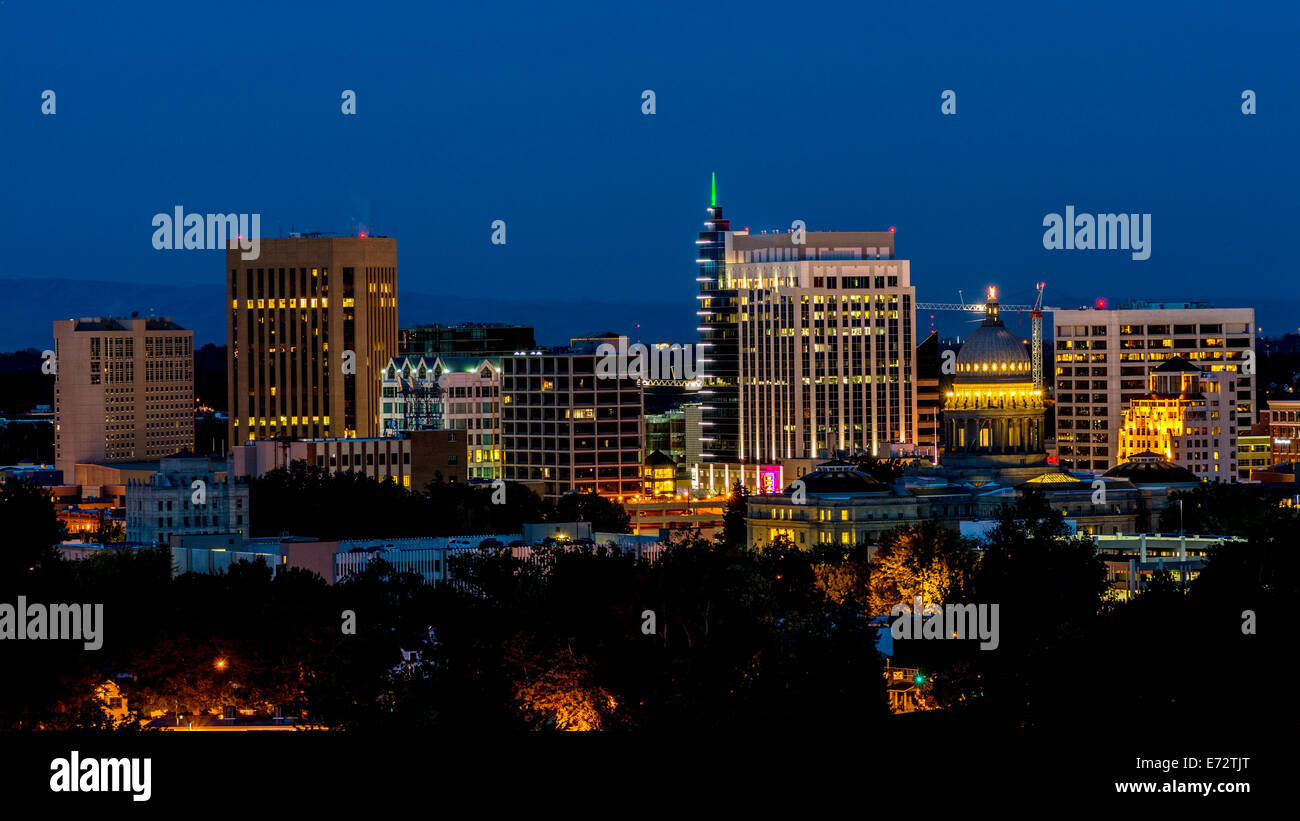 La luce della città di Boise Idaho di notte Foto Stock