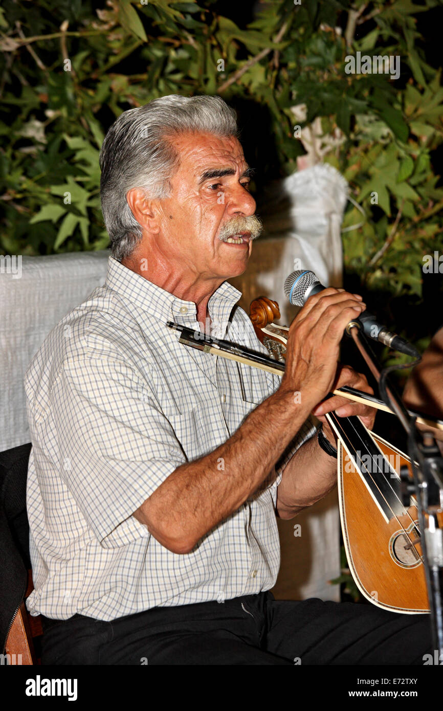 Il sig. Vassilis Skoulas, uno dei più grandi (cretese e greca) cantanti e musicisti live. Foto Stock