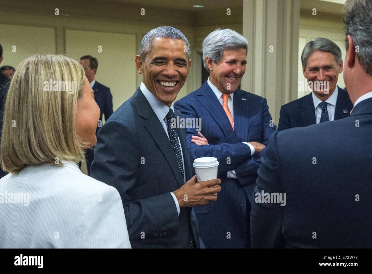 Il Presidente Usa Barack Obama e il Segretario di Stato John Kerry condividere una risata con il Ministro degli Esteri italiano Federica Mogherini, sinistra, Segretario degli esteri britannico Philip Hammond, e del Primo Ministro britannico David Cameron mentre si è in attesa di incontrare il presidente ucraino Petro Poroshenko prima del vertice della Nato il 4 settembre 2014 a Newport, Galles. Foto Stock