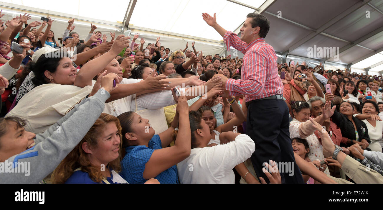 Ecatepec De MORELOS, Messico. 4 Sep, 2014. Immagine fornita dalla Presidenza del Messico mostra il presidente messicano Enrique Peña Nieto (in piedi) saluto i suoi sostenitori durante la manifestazione per la presentazione del "" prospera in programma il Ecatepec de Morelos comune, Stato del Messico, Messico, sul Sett. 4, 2014. © Messico della Presidenza/Xinhua/Alamy Live News Foto Stock