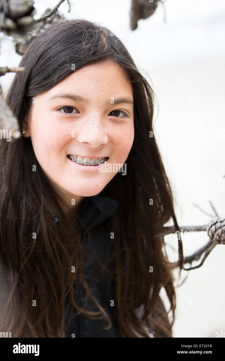 Ritratto di ragazza sorridente (10-12) Foto Stock