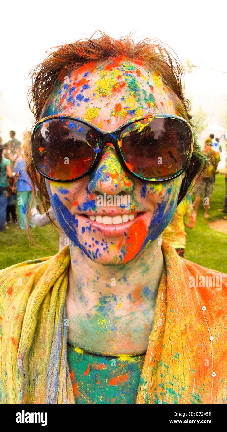 Ritratto di donna coperto con vernice colorata Foto Stock