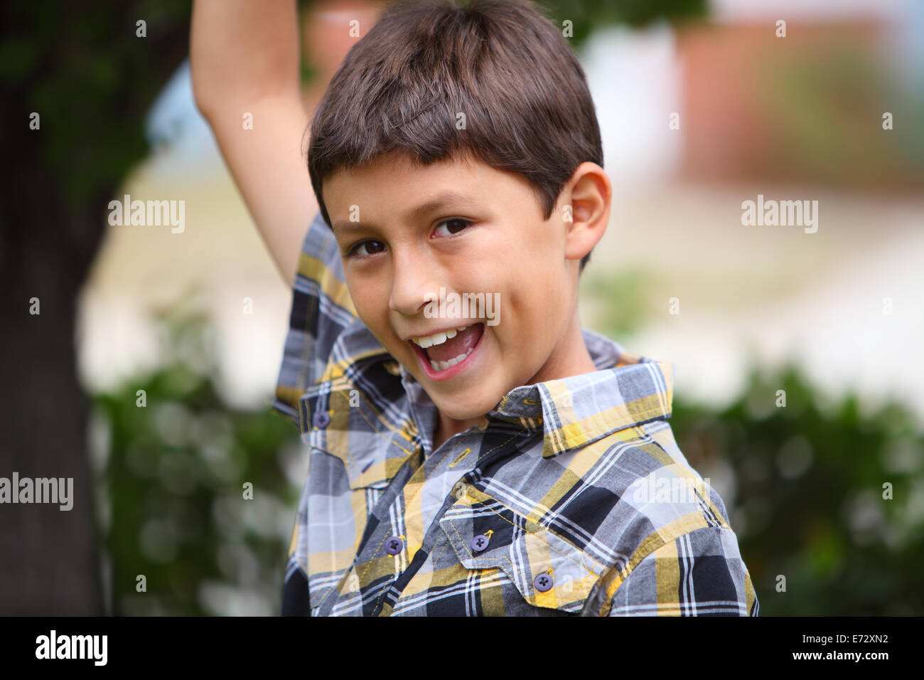 Ritratto di un felice giovane ragazzo al di fuori Foto Stock