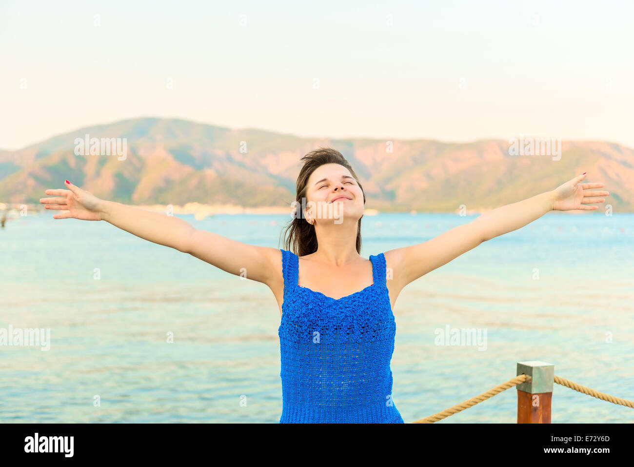 Happy brunette vicino al mare godendo di vacanza Foto Stock