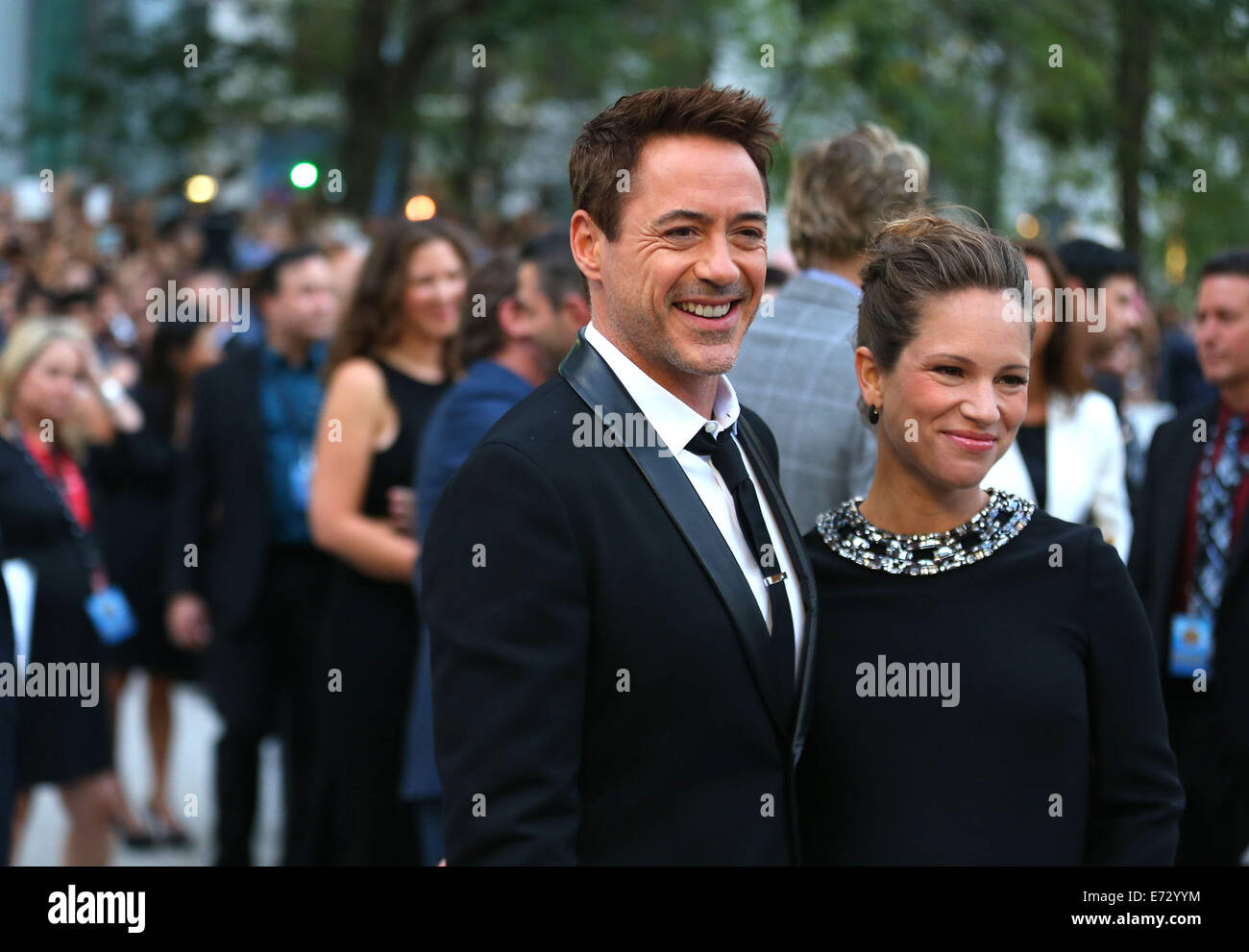 Toronto, Canada. 4 Sep, 2014. L'attore Robert Downey Jr e la moglie Susan Downey arriva per la premiere del film di apertura " Il giudice' a Roy Thomson Hall durante la 39a Toronto International Film Festival di Toronto, Canada, Sett. 4, 2014. Ha dato dei calci a fuori di giovedì, questo 11-evento della durata di un giorno offre 406 film provenienti da oltre 80 paesi e regioni di quest'anno. Credito: Zou Zheng/Xinhua/Alamy Live News Foto Stock