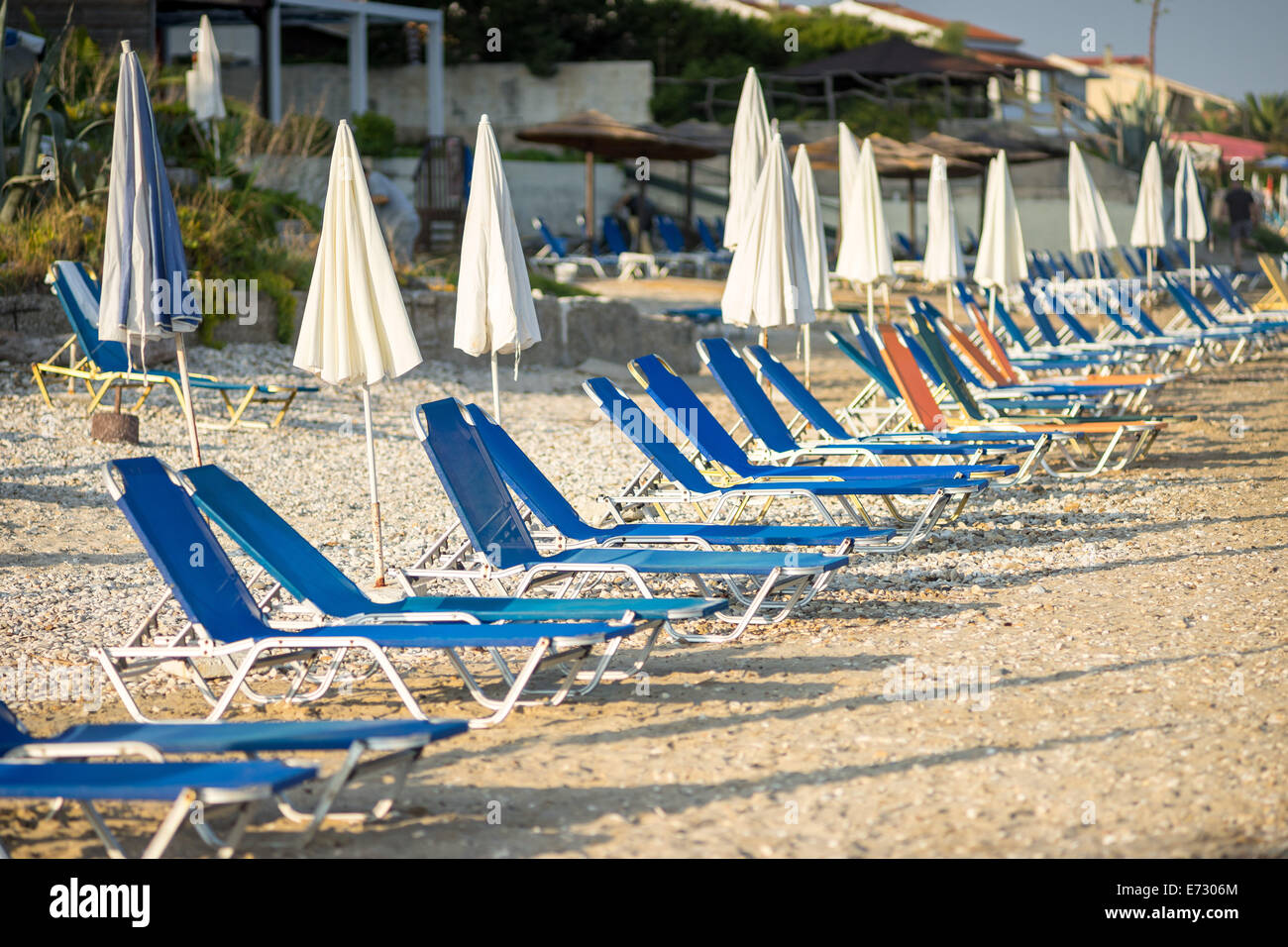 I lettini sulla spiaggia Roda di Corfù Foto Stock