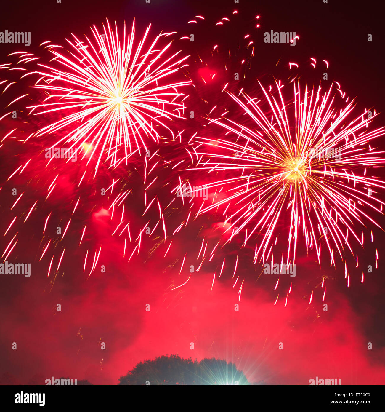 Un esplosione di colore come raffica di fuochi d'artificio nel cielo. Foto Stock