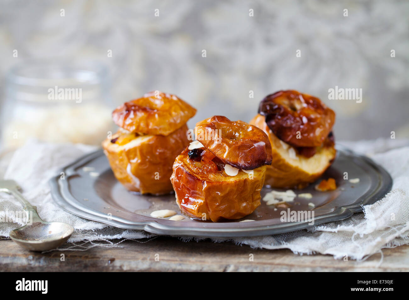 Mele al forno ripieni di uvetta e albicocche Foto Stock