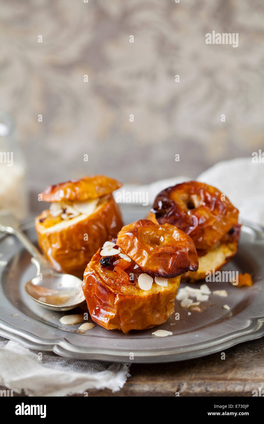 Mele al forno ripieni di uvetta e albicocche Foto Stock