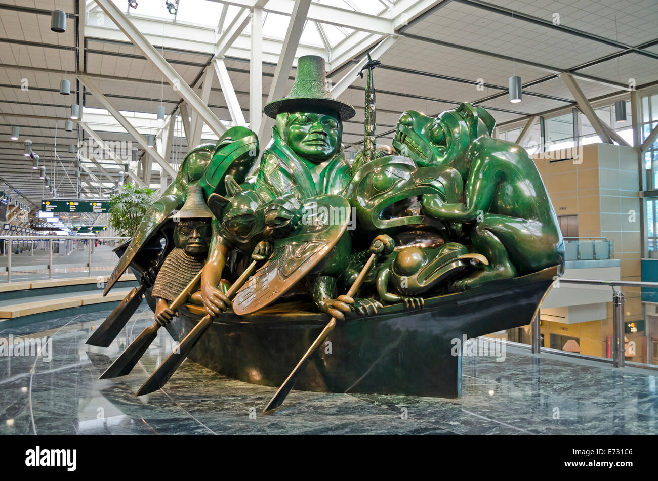 Bellissima 'Lo Spirito di Haida Gwaii: la Giada canoa' dagli indigeni scultore Bill Reid, all'Aeroporto Internazionale di Vancouver. Le Prime Nazioni arte presso YVR. Foto Stock