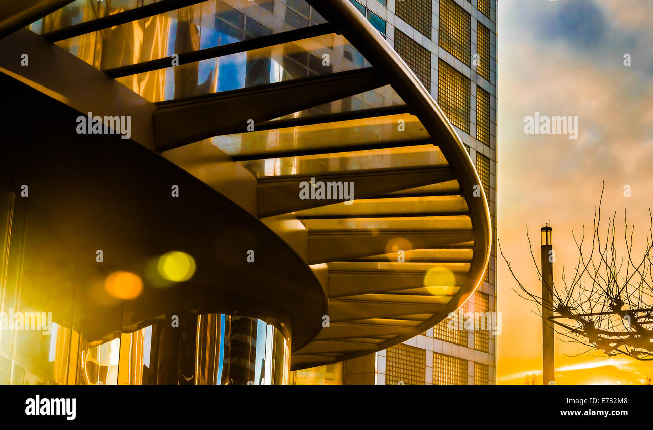 Arch baldacchino di edificio moderno al tramonto colorato Foto Stock