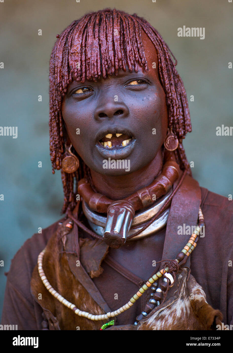 Hamer Tribe donna in costume tradizionale, Turmi, Valle dell'Omo, Etiopia Foto Stock
