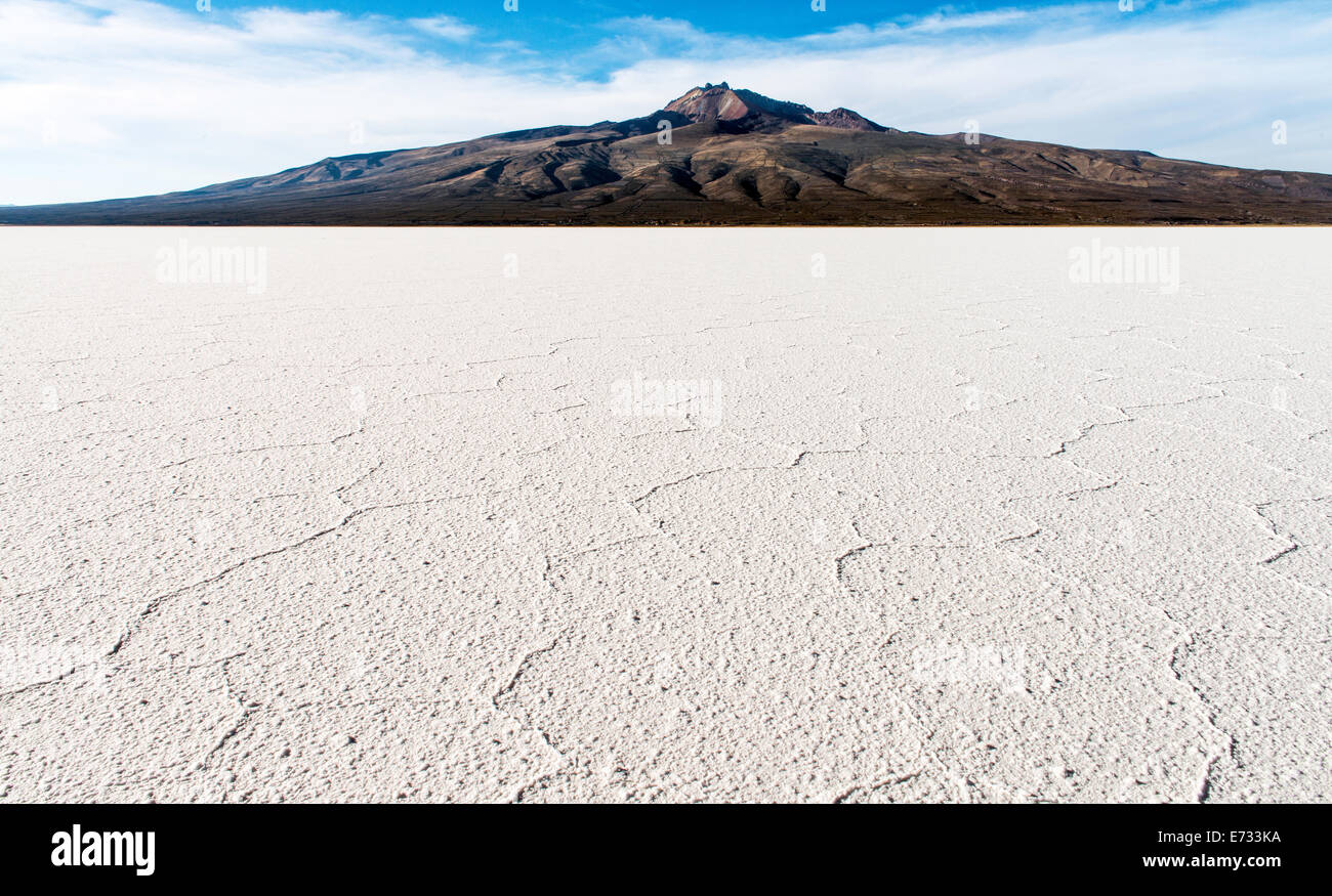 Uyuni saline o Salar de Uyuni (o Salar de Tunupa) con il vulcano Tunupa in background in Potosi Bolivia, Sud America Foto Stock