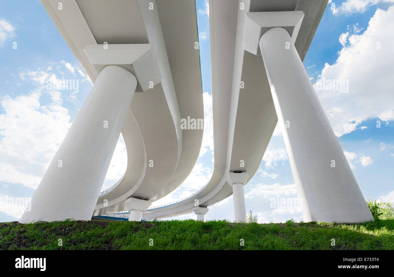 Due tralicci sull'erba verde e sullo sfondo del cielo Foto Stock