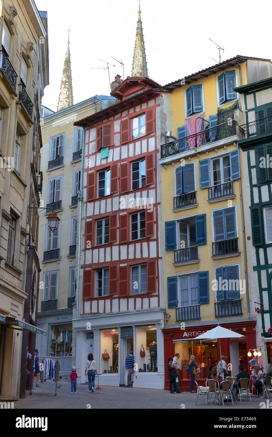 Francia, Paesi Baschi, Bayonne, strada pedonale dello shopping nella città vecchia Foto Stock