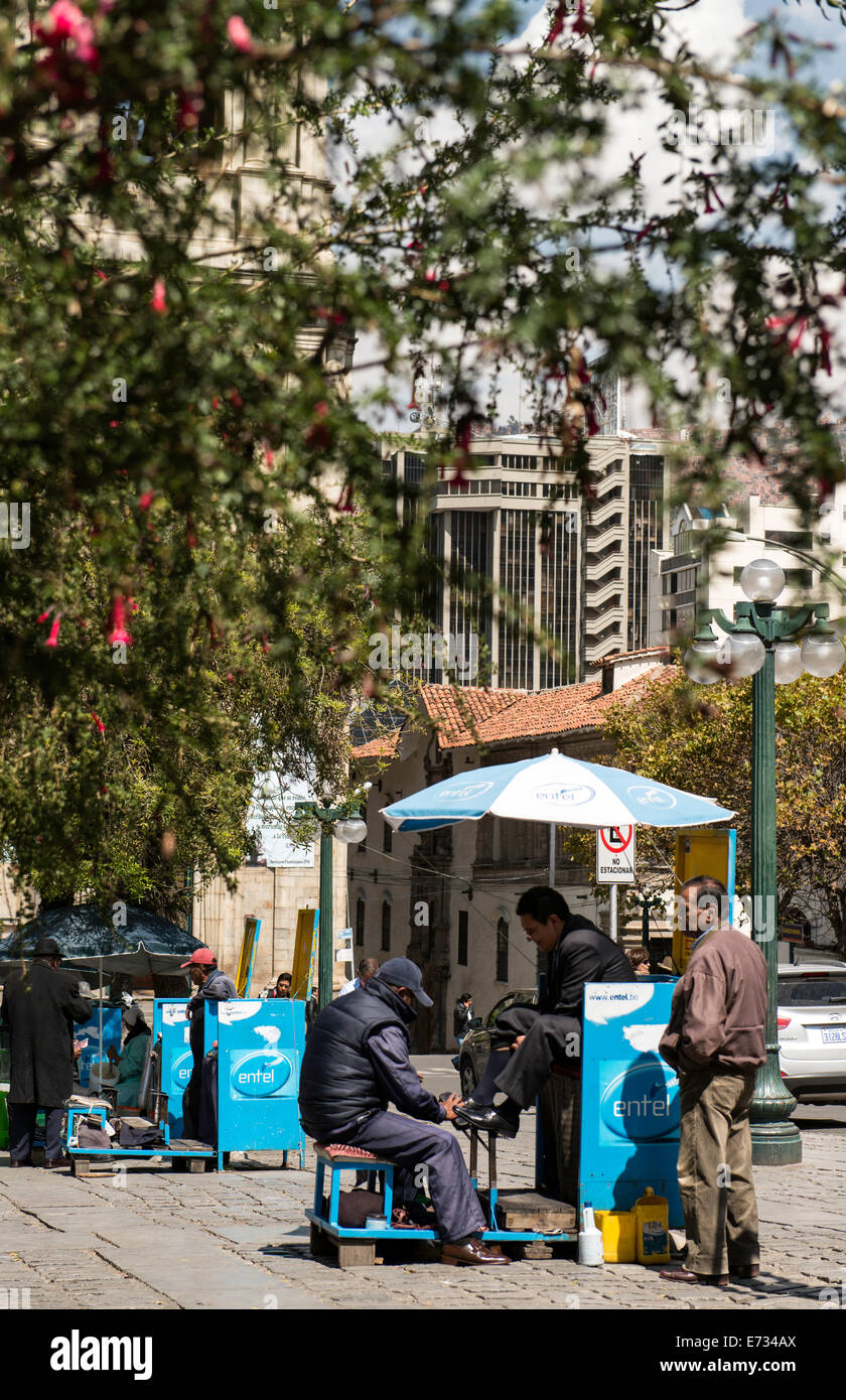 Shoeshiner o boot lucidatrice Plaza Murillo (Murillo square) La Paz in Bolivia America del Sud Foto Stock