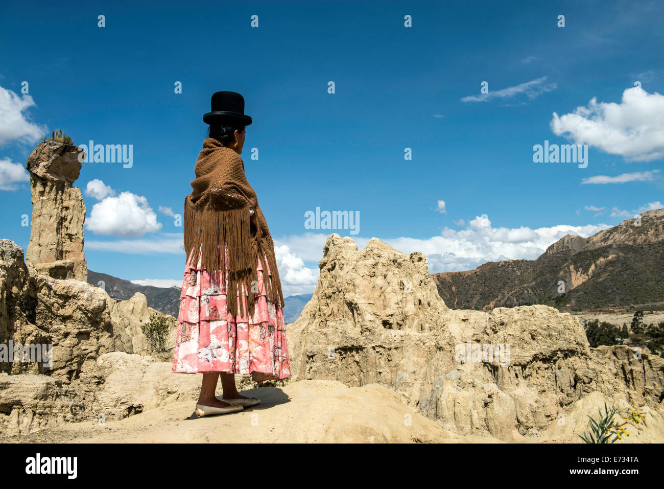 Donna boliviana in costume tradizionale a geologico formazioni di roccia a Valle della Luna (Valle de la Luna) Pedro Domingo Bolivia Foto Stock