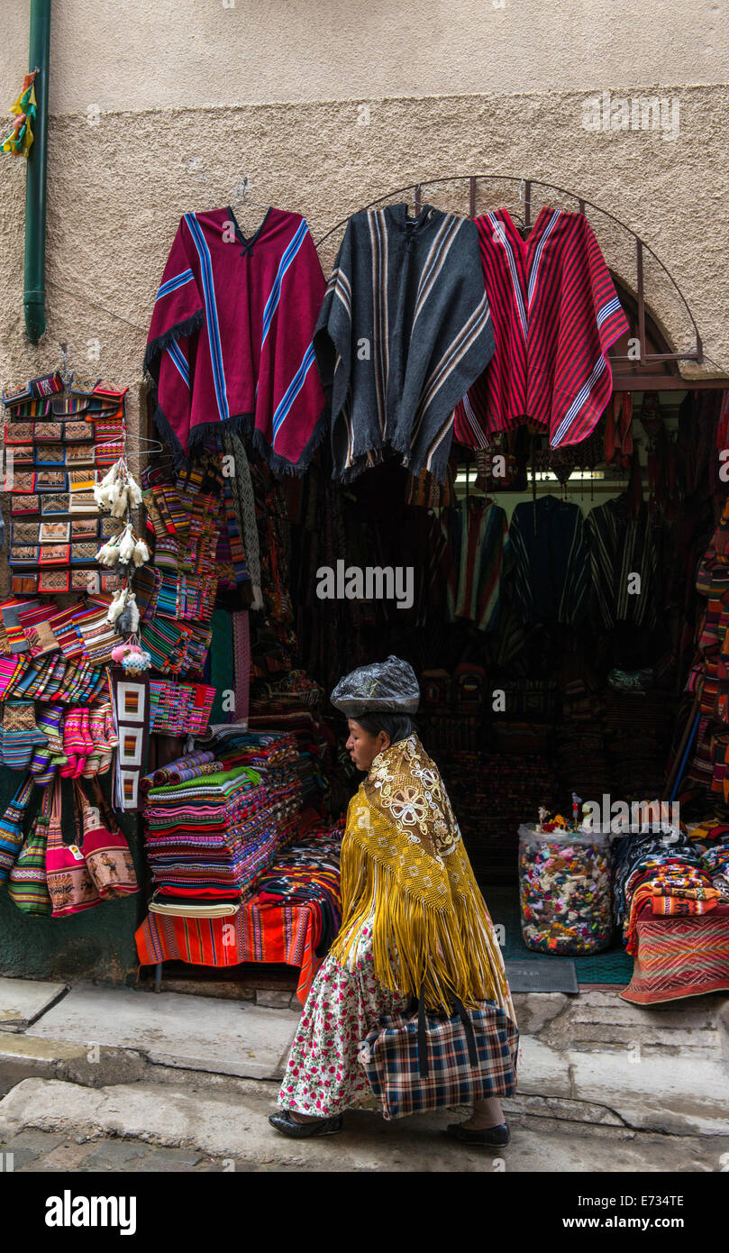 Donna boliviana in abito tradizionale La Paz in Bolivia America del Sud Foto Stock
