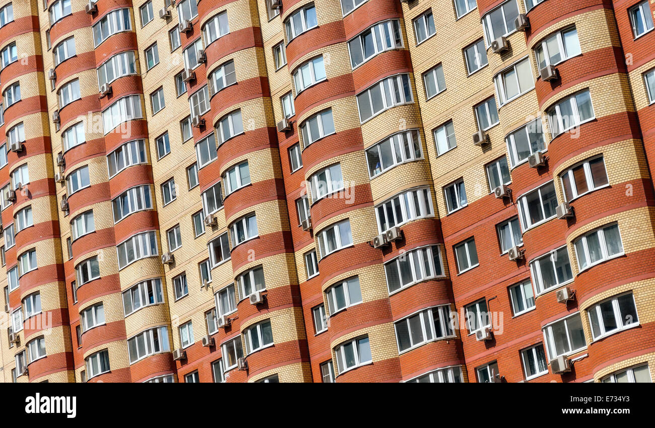 Windows di un nuovo condominio a Mosca, Russia Foto Stock
