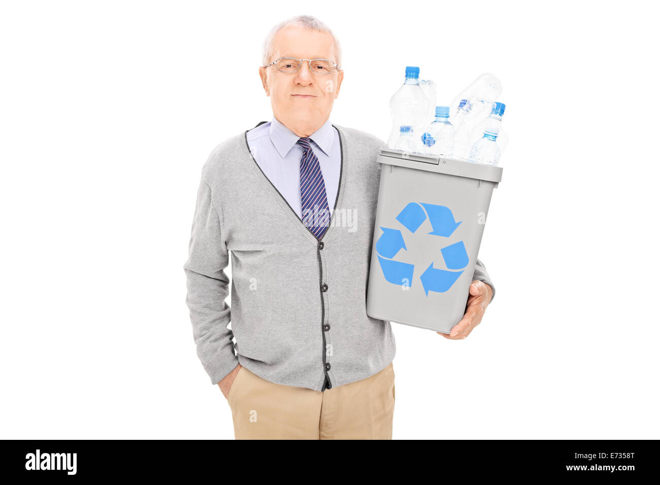 Senior man tenendo un cestino pieno di bottiglie in plastica isolato su sfondo bianco Foto Stock