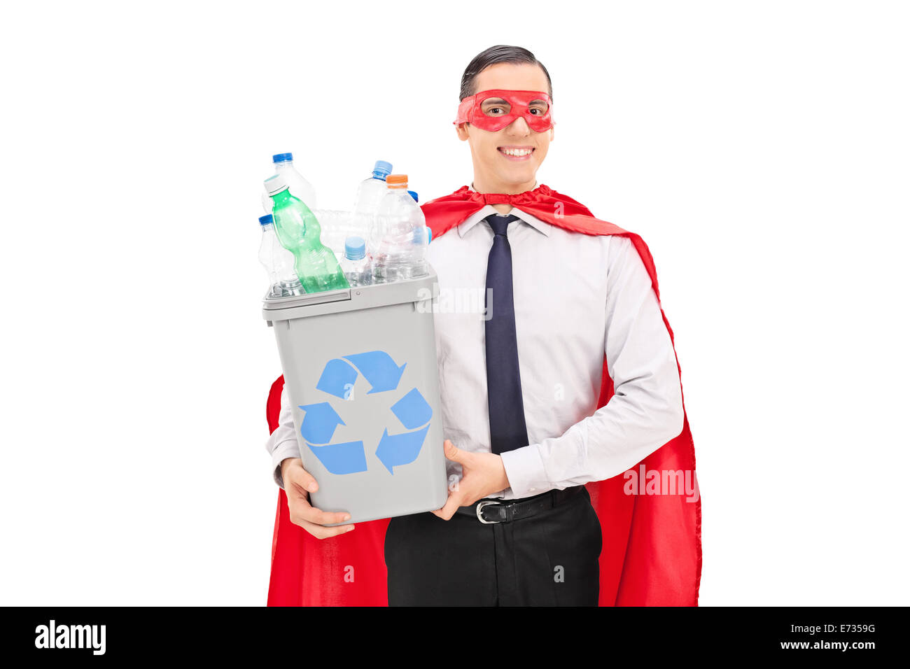 Il supereroe tenendo un cestino pieno di bottiglie in plastica isolato su sfondo bianco Foto Stock