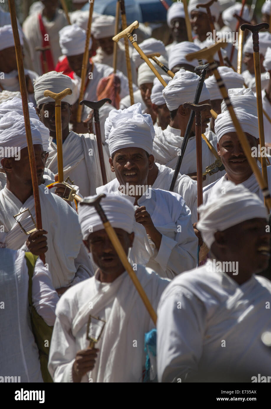 Etiope sacerdoti ortodossi celebrano il colorato Timkat Epifania Festival, Lalibela, Etiopia Foto Stock