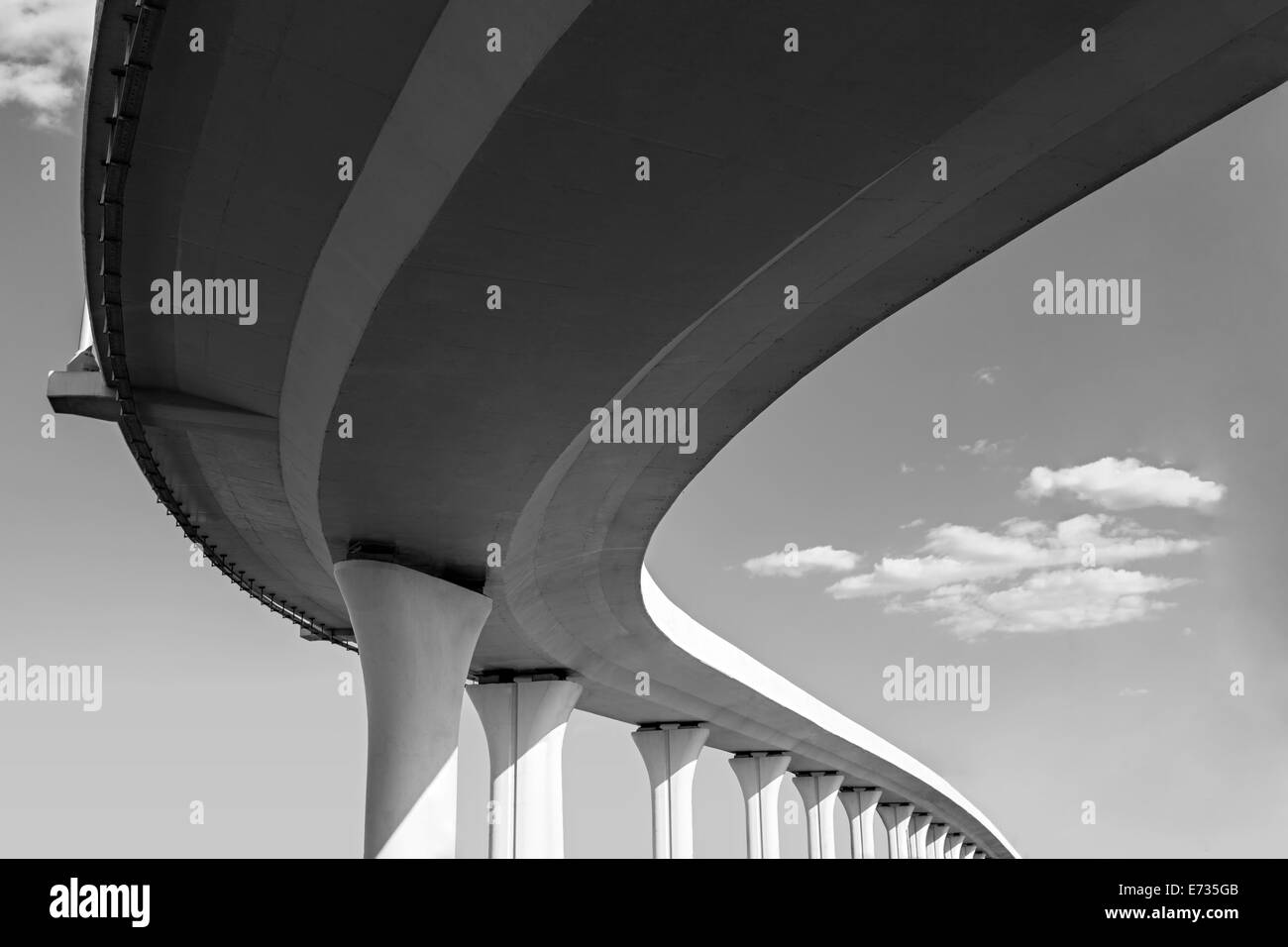 Uscire dal punto di interscambio dei trasporti sul fondo cielo Foto Stock