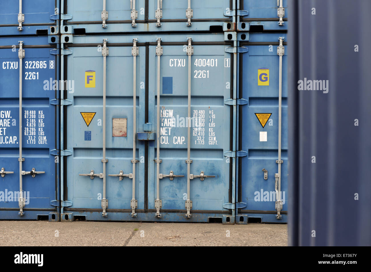Blue Sea cargo container per la spedizione a un negozio self facility Foto Stock