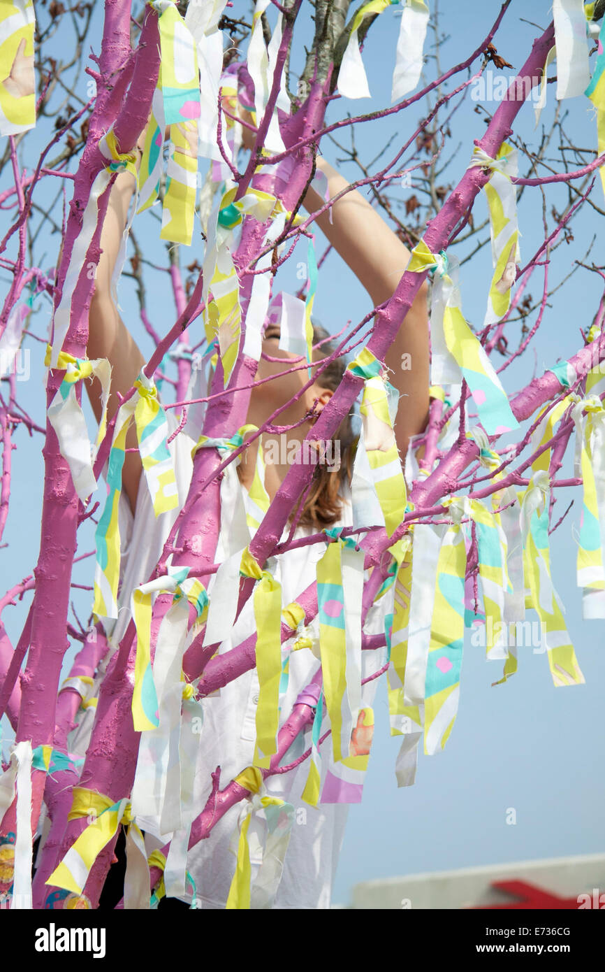 Il torneo di Wimbledon di Londra. 5 settembre 2014. Un albero morto è dipinta e decorata con ghirlande come parte del Wimbledon autunno festival che celebra la grande cultura delle arti che Wimbledon offre Credito: amer ghazzal/Alamy Live News Foto Stock