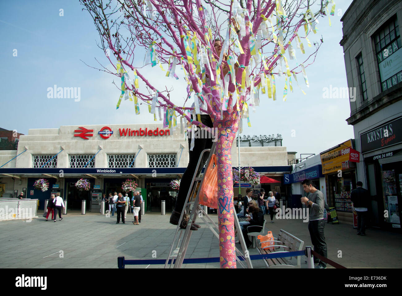 Il torneo di Wimbledon di Londra. 5 settembre 2014. Un albero morto è dipinta e decorata con ghirlande come parte del Wimbledon autunno festival che celebra la grande cultura delle arti che Wimbledon offre Credito: amer ghazzal/Alamy Live News Foto Stock