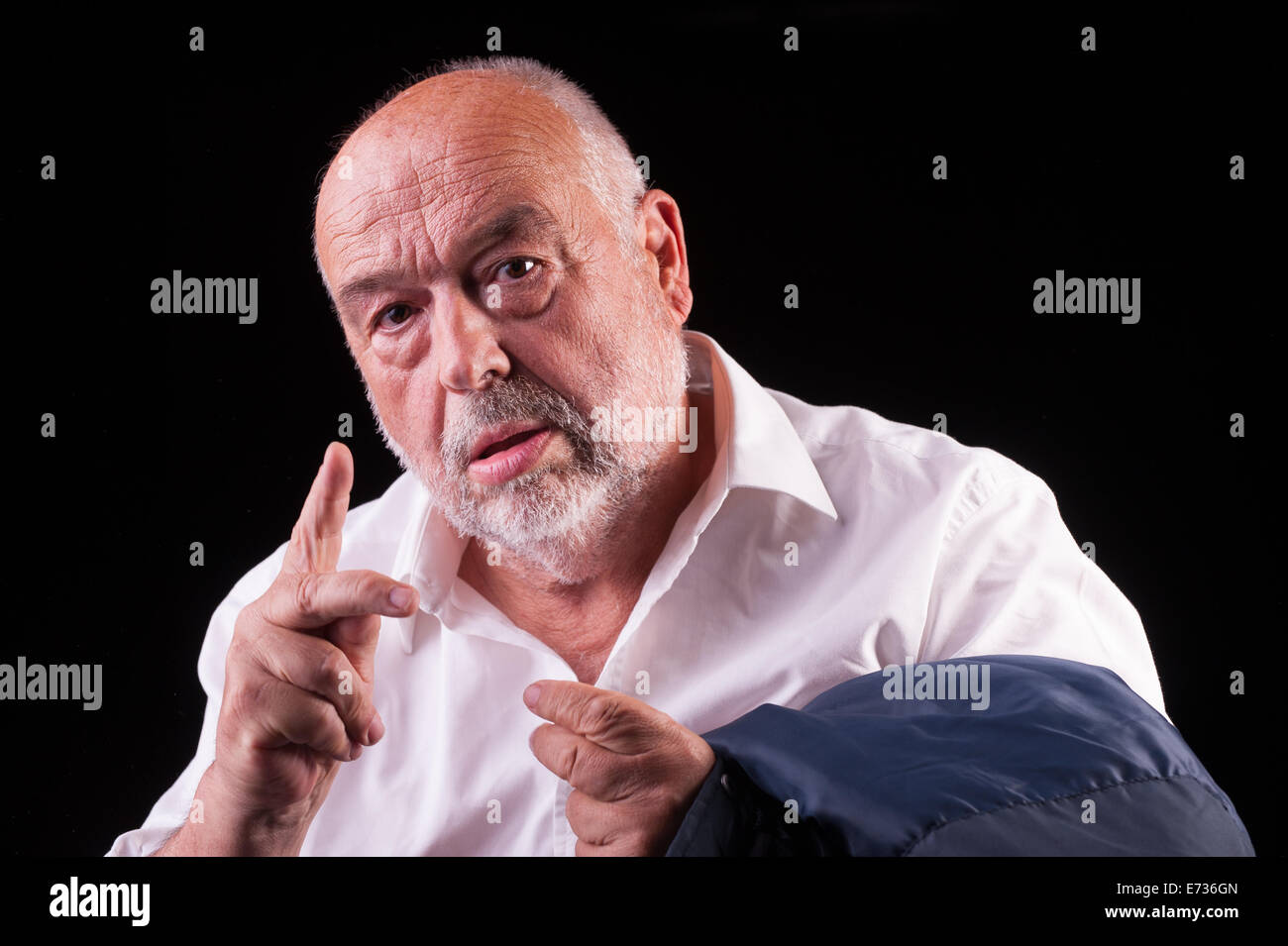 Orld uomo ragionamento e gesticulating Foto Stock