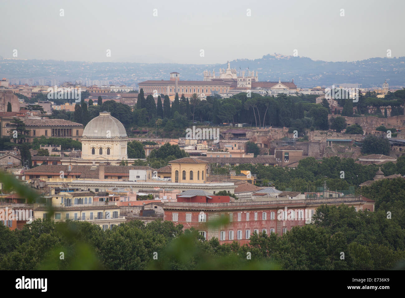 Roma paesaggio urbano di san giovanni, squadrati cupola di syngogue e Colli Albani (colline) sullo sfondo Foto Stock