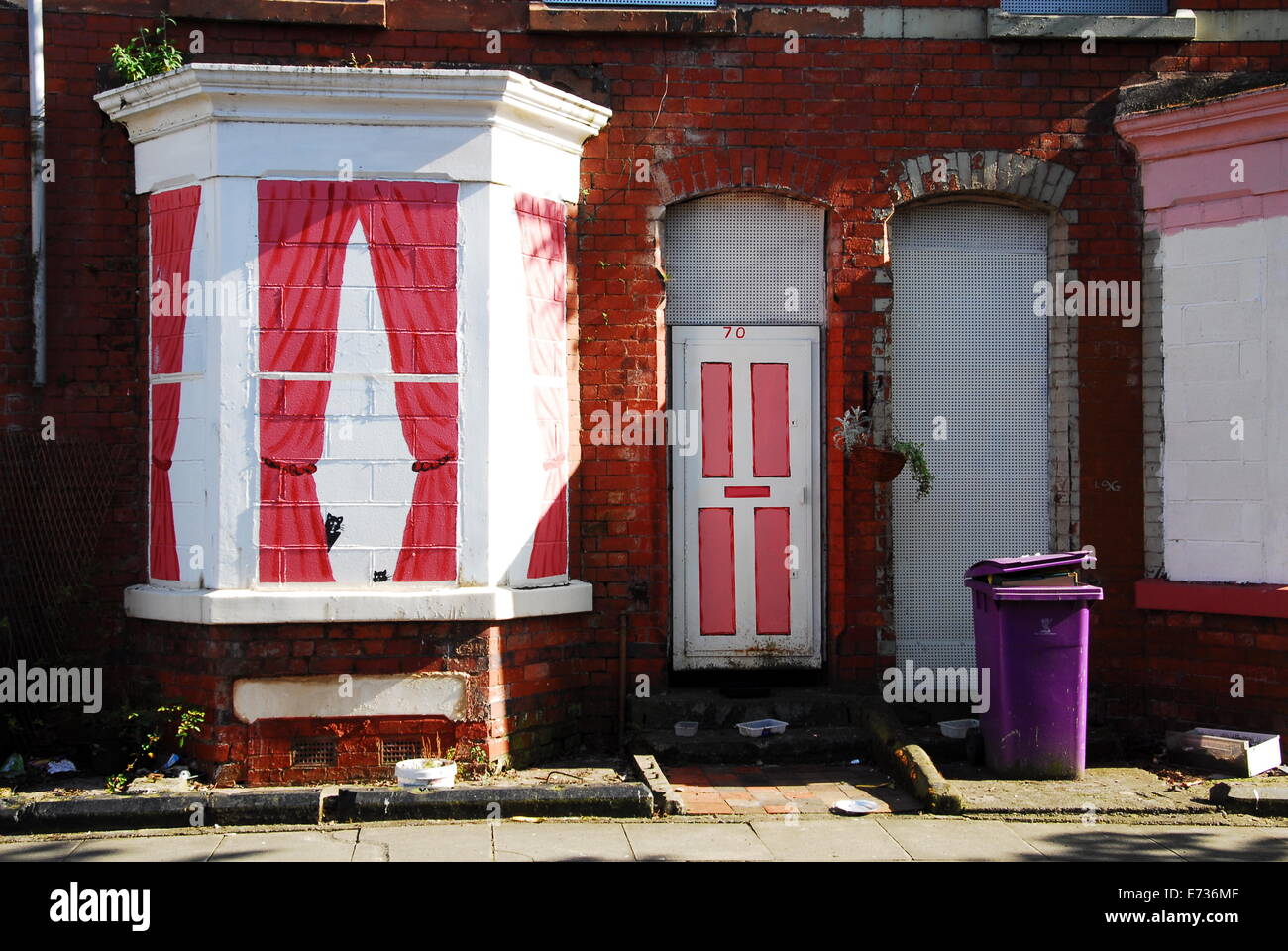 Case vacante in Beaconsfield Street, Toxteth, Liverpool, che sono state dipinte da loro ex residenti. Foto Stock