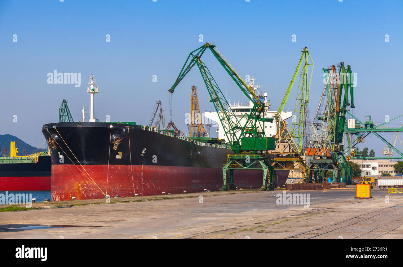 Industriali di grande nave cargo carico nel porto di Varna Foto Stock