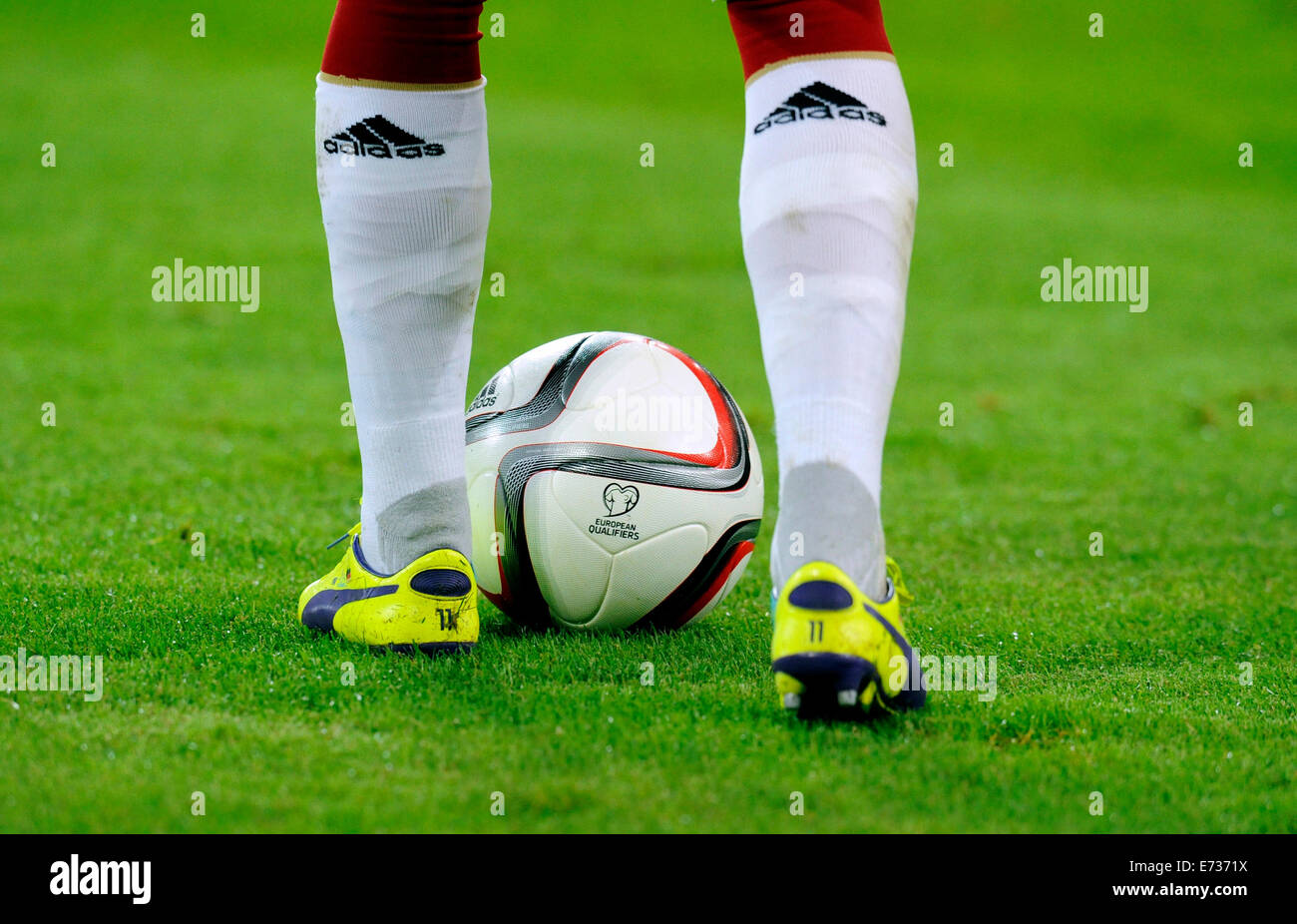 Partita amichevole, Esprit Arena Dusseldorf: Germania vs Argentinia 2:4; le gambe di un giocatore tedesco con il nuovo adidas EM Quali palla. Foto Stock