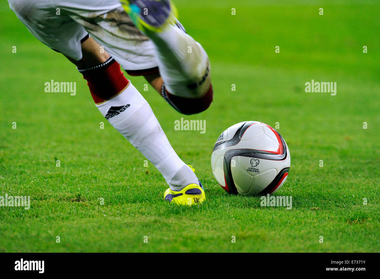 Partita amichevole, Esprit Arena Dusseldorf: Germania vs Argentinia 2:4; Tedesco di tiro del giocatore il nuovo adidas EM Quali palla. Foto Stock