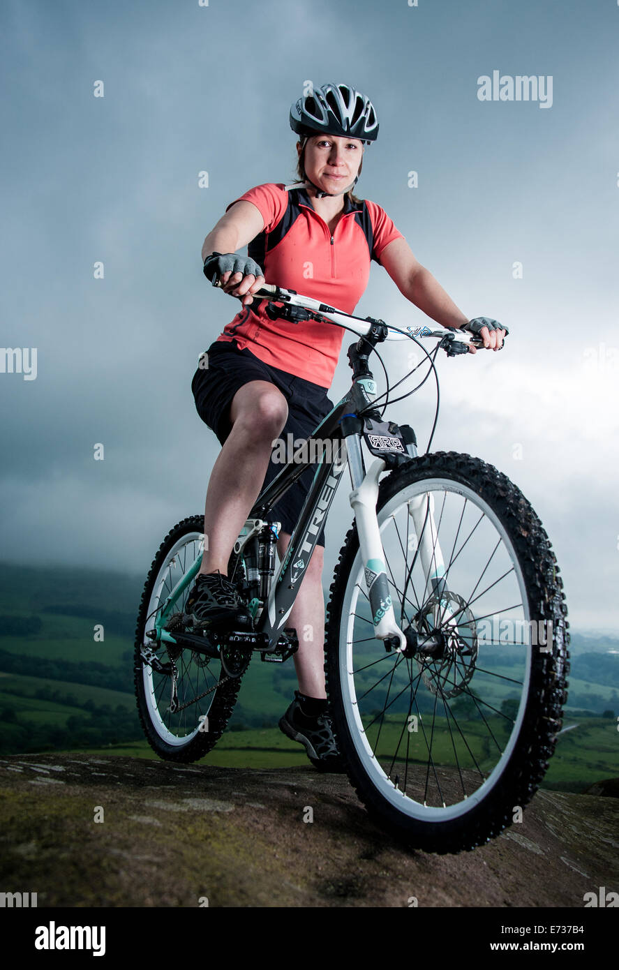 Femmina mountain biker in Peak District, REGNO UNITO Foto Stock