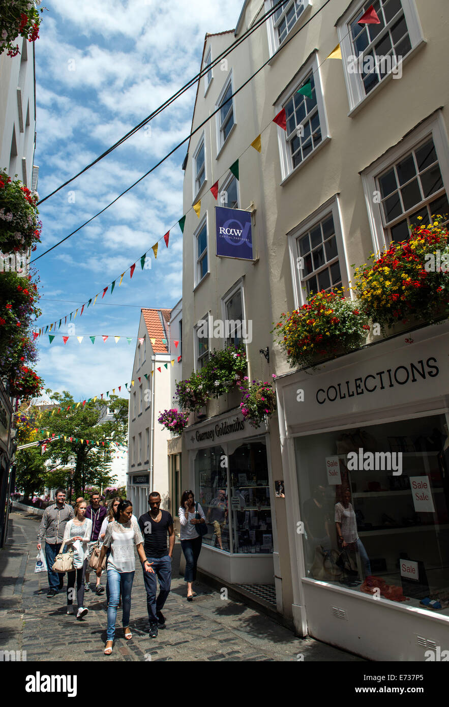 La gente camminare intorno a St Peter Port Guernsey Isole del Canale della Manica UK Foto Stock